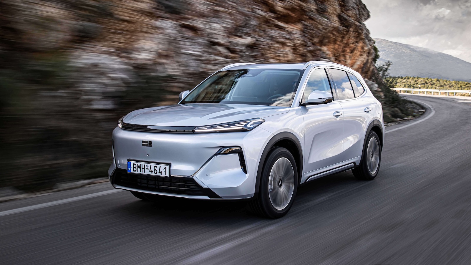 To Geely Starray EM-i είναι διαθέσιμο σε δύο εκδόσεις χωρητικότητας μπαταρίας. Η μικρότερη έκδοση ξεχωρίζει για την τιμή της (από 32.990 ευρώ), εφοδιάζεται με μπαταρία χωρητικότητας 18,4 kWh ενώ η μεγ To Geely Starray EM-i είναι διαθέσιμο σε δύο εκδόσεις χωρητικότητας μπαταρίας. Η μικρότερη έκδοση ξεχωρίζει για την τιμή της (από 32.990 ευρώ), εφοδιάζεται με μπαταρία χωρητικότητας 18,4 kWh ενώ η μεγ
